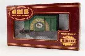 Airfix 54310 “Lyles Golden Syrup” 12T planked Vent Van