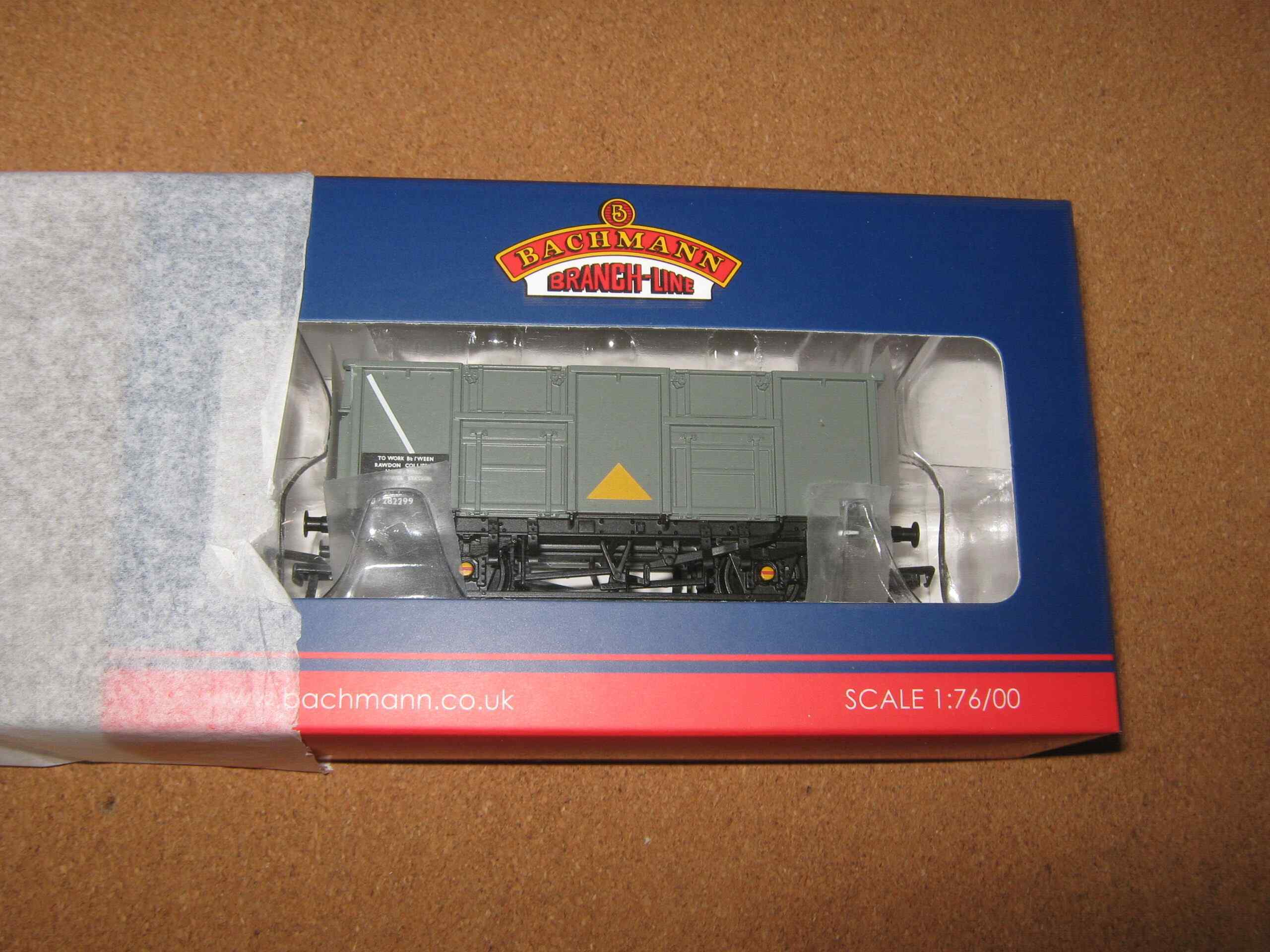 Bachmann 38-930Z 24.5 Ton Mineral Wagon BR Grey with Yellow Triangle TMC Exclusive Pre-Owned AS NEW 1 Bachmann 38-930Z 24.5 Ton Mineral Wagon BR Grey with Yellow Triangle TMC Exclusive Pre-Owned AS NEW