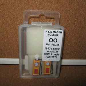 P & D Marsh PDZ35 1950's Petrol Pumps (2) 'SHELL' Style Painted OO Scale Figures
