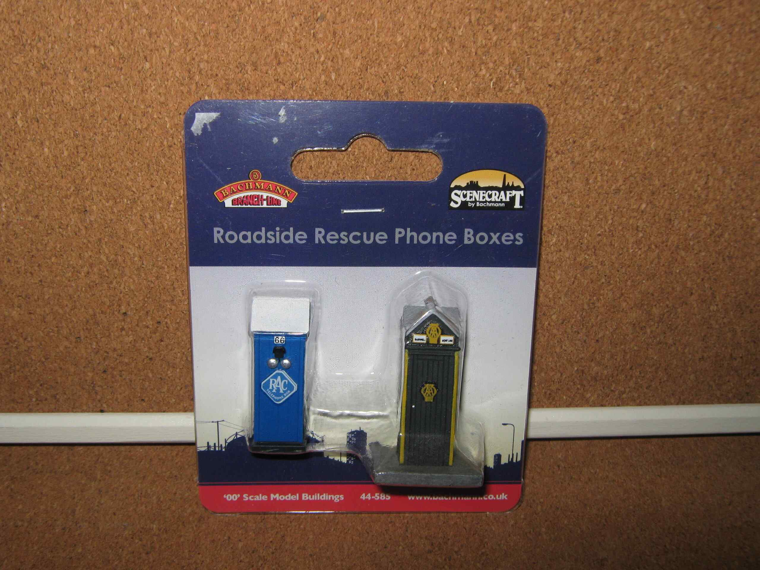 Bachmann Scenecraft 44-585 Roadside Rescue Phone Boxes OO Scale 1 Bachmann Scenecraft 44-585 Roadside Rescue Phone Boxes OO Scale