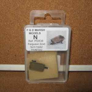 P & D Marsh PDX38 Ferguson 8cwt Farm Trailer Painted N Gauge Figures