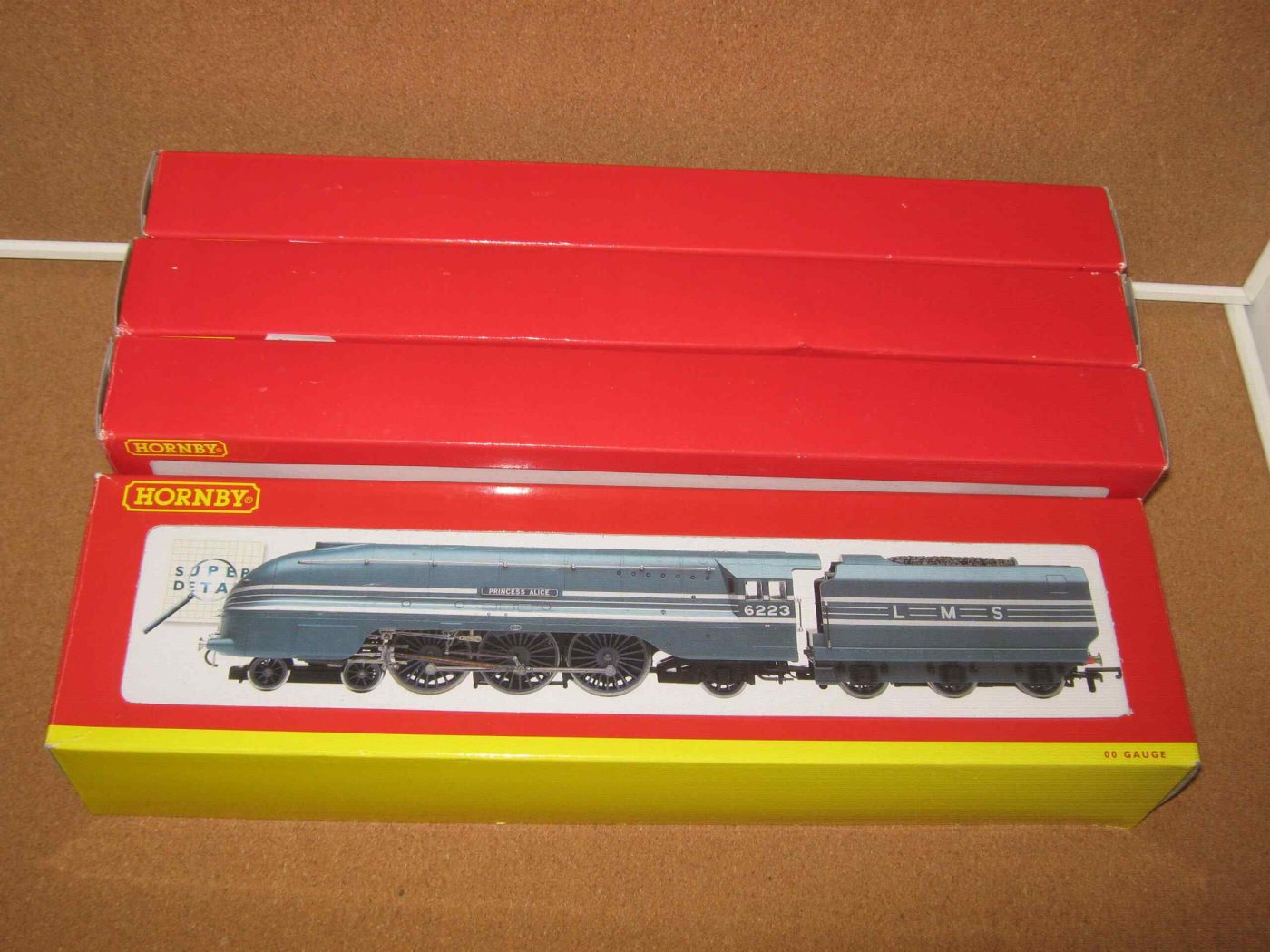 Hornby R22781 LMS Streamlined Coronation Class "Princess Alice" and Three Coaches R4127A, R4128A & R4127B Train Pack 3 Hornby R22781 LMS Streamlined Coronation Class "Princess Alice" and Three Coaches R4127A, R4128A & R4127B Train Pack - Image 3