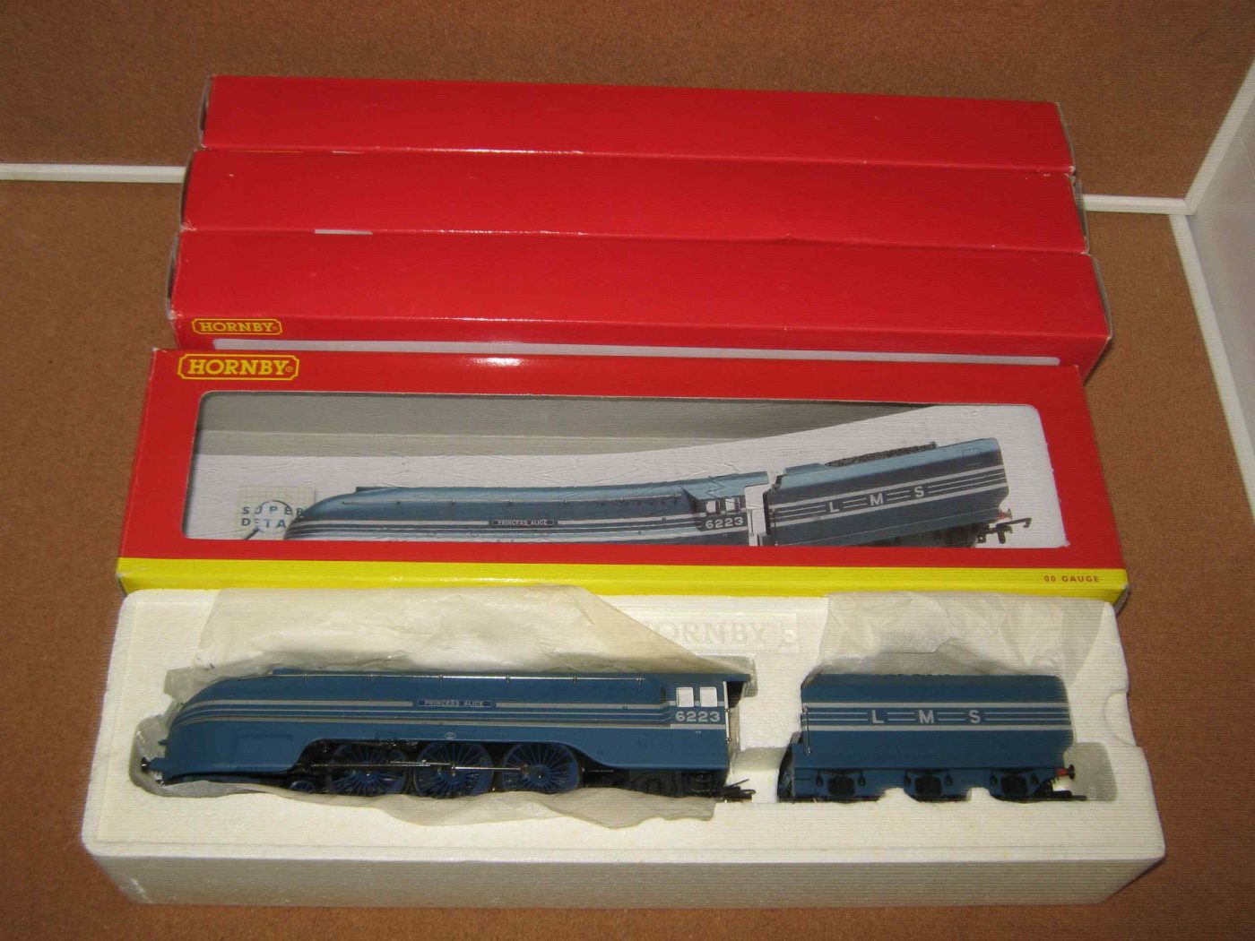 Hornby R22781 LMS Streamlined Coronation Class "Princess Alice" and Three Coaches R4127A, R4128A & R4127B Train Pack 2 Hornby R22781 LMS Streamlined Coronation Class "Princess Alice" and Three Coaches R4127A, R4128A & R4127B Train Pack - Image 2