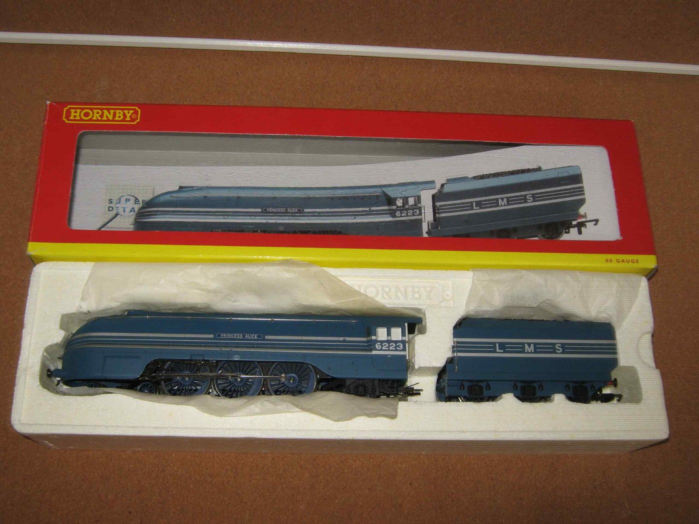 Hornby R22781 LMS Streamlined Coronation Class "Princess Alice" and Three Coaches R4127A, R4128A & R4127B Train Pack 1 Hornby R22781 LMS Streamlined Coronation Class "Princess Alice" and Three Coaches R4127A, R4128A & R4127B Train Pack