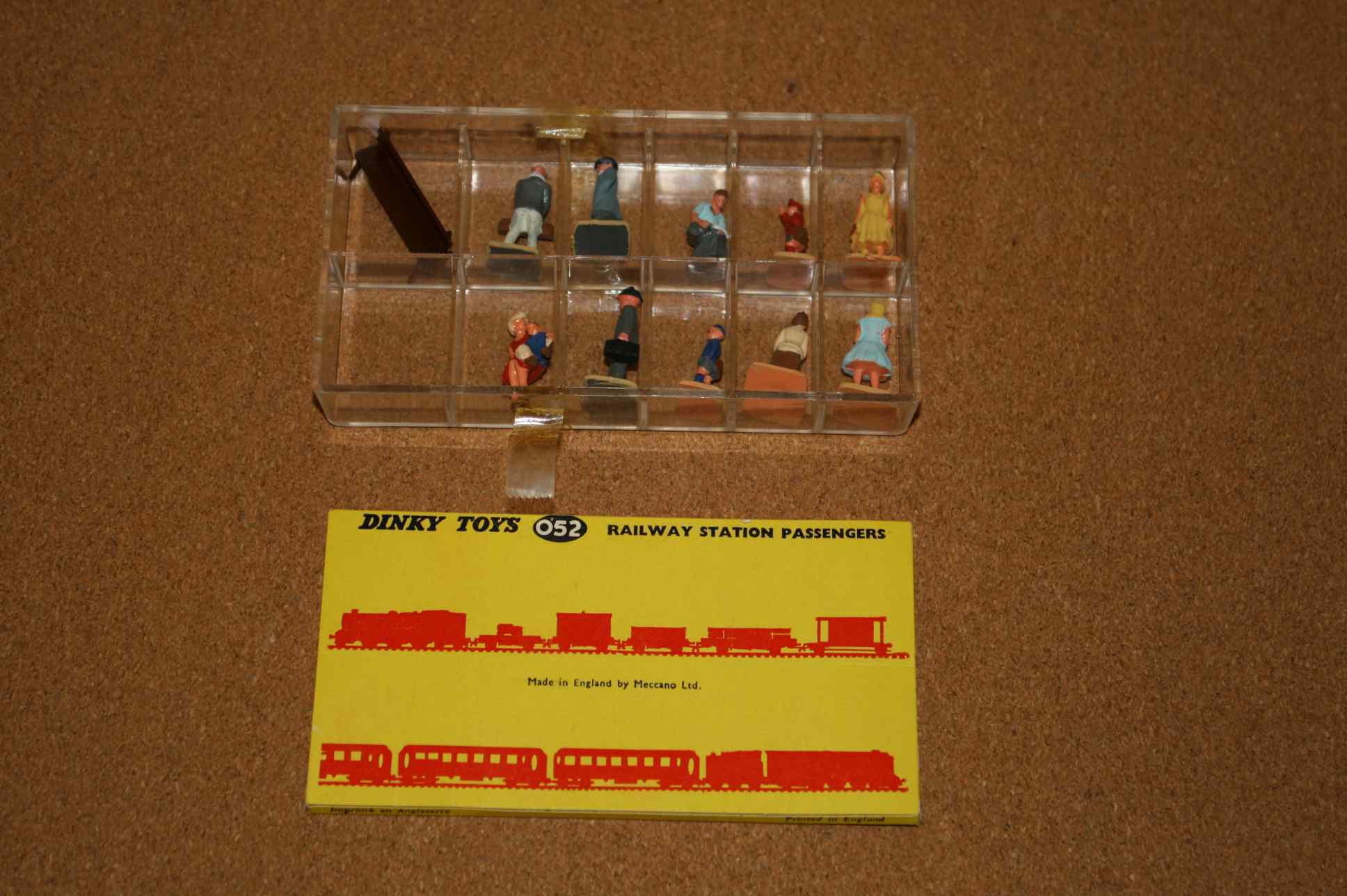 Dinky Toys, No. 052. Railway Station Passengers Mint/boxed. Scarce set from The Reference Collection 2 Dinky Toys, No. 052. Railway Station Passengers Mint/boxed. Scarce set from The Reference Collection - Image 2