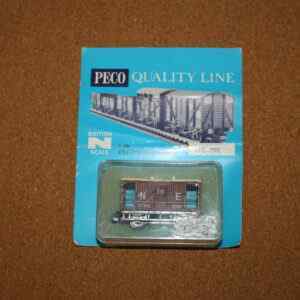 Peco NR-49E Brake Van LNER Bauxite Old Card Packaging