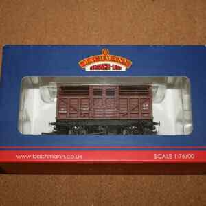Bachmann 37-710 8 ton cattle wagon B893343 in BR XP Bauxite Livery