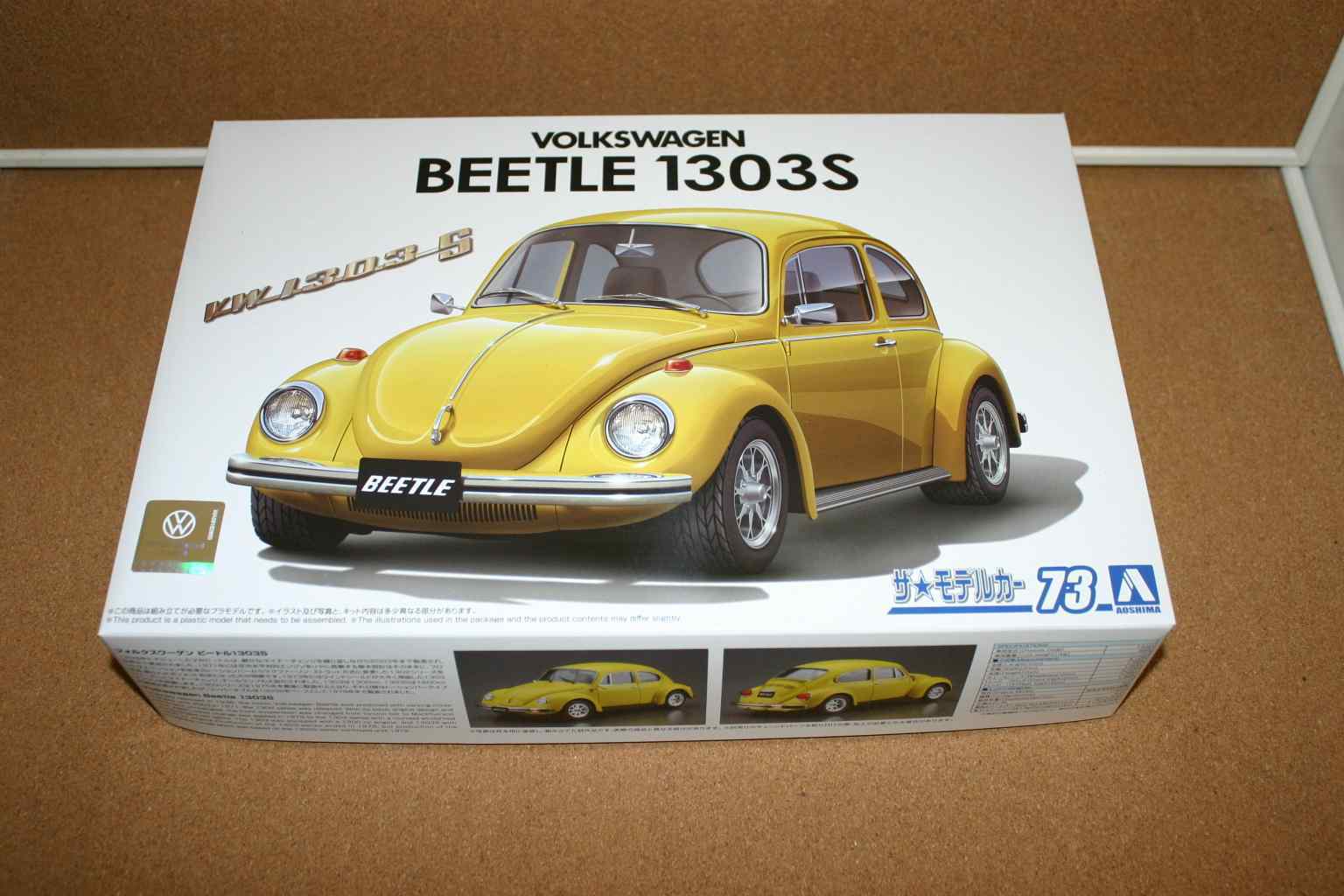 Modellino Da Assemblaggio Volkswagen Maggiolino 1303S Cabriolet 1975 1/24 - Kit Aoshima In Plastica Con Tettuccio Aperto/Chiuso E Targa Alluminio