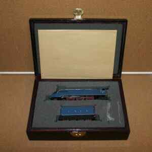 Bachmann 31-950 A4 "Dominion of Canada" No.4489 LNER Blue with Brass Bell Limited Edition in Wooden Presentation Box Pre-Owned