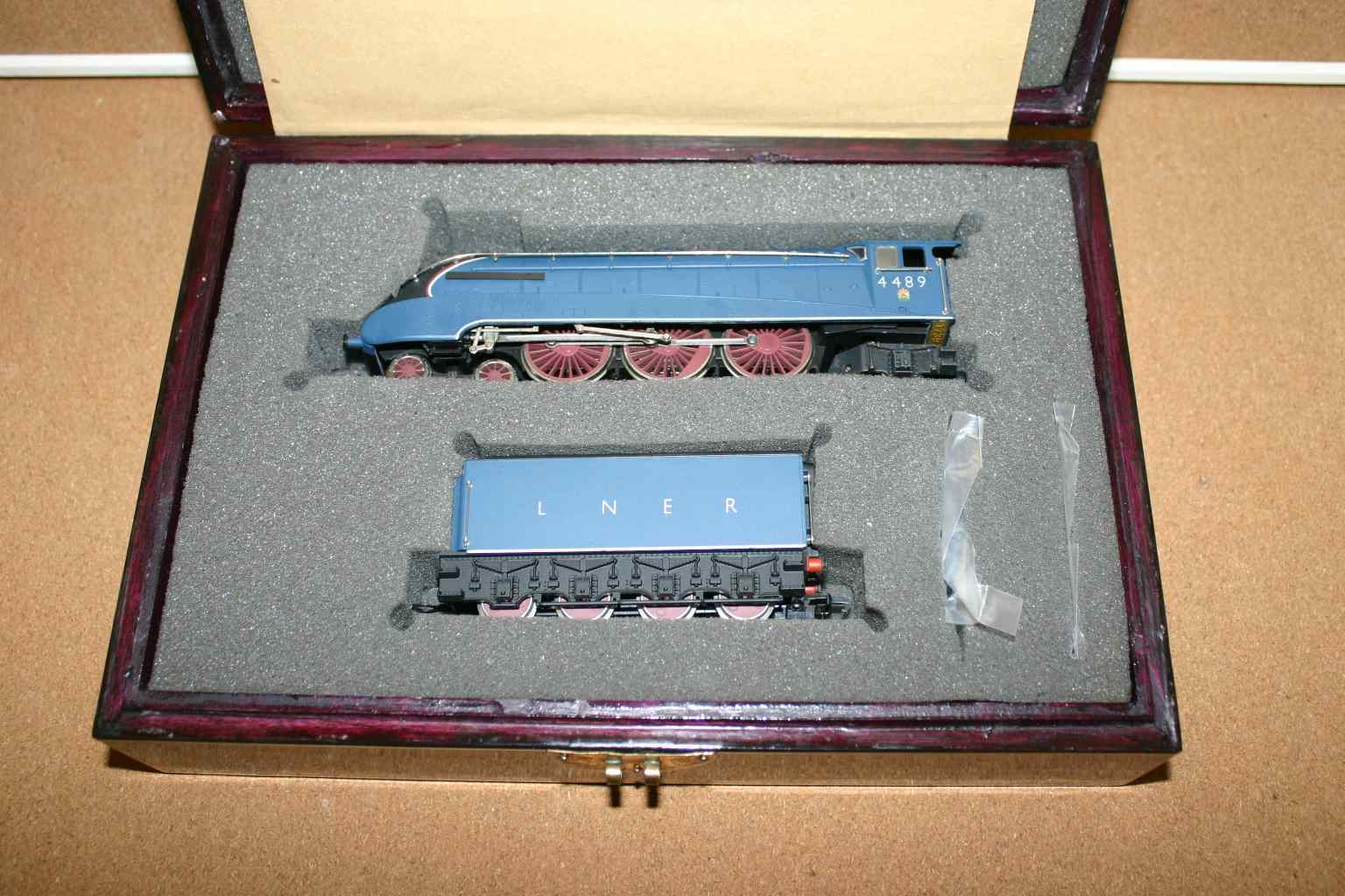 Bachmann 31-950 A4 "Dominion of Canada" No.4489 LNER Blue with Brass Bell Limited Edition in Wooden Presentation Box Pre-Owned 2 Bachmann 31-950 A4 "Dominion of Canada" No.4489 LNER Blue with Brass Bell Limited Edition in Wooden Presentation Box Pre-Owned - Image 2