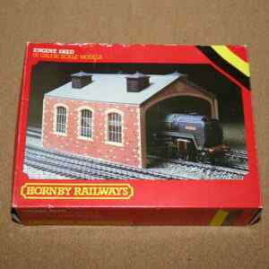 Hornby R504 Engine Shed (Snap Together Series) Pre-Owned AS NEW
