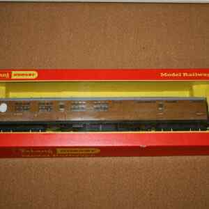 Hornby R745 L.N.E.R Corridor Full 3rd Coach No.1010 Pre-Owned