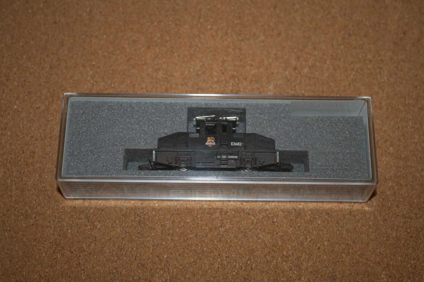 Kato GM2260201 ES-1 Style Electric Locomotive BR E3682 N Gauge Pre-Owned 2 Kato GM2260201 ES-1 Style Electric Locomotive BR E3682 N Gauge Pre-Owned - Image 2